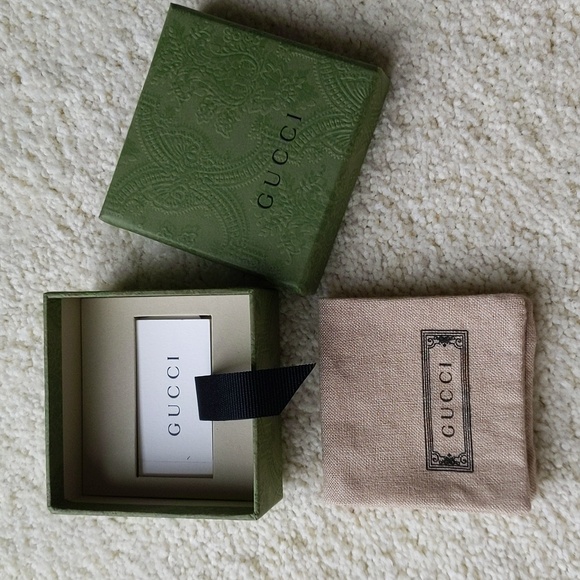 NIB Gucci Semi Shiny Silver Heart Earrings - Picture 8 of 9